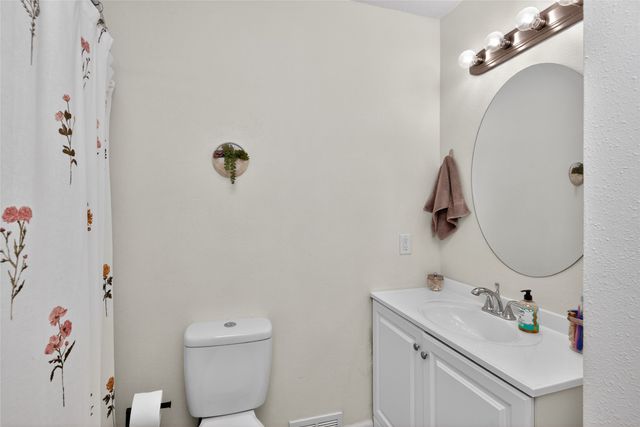 6017 Crown Lane, Des Moines, IA 50311