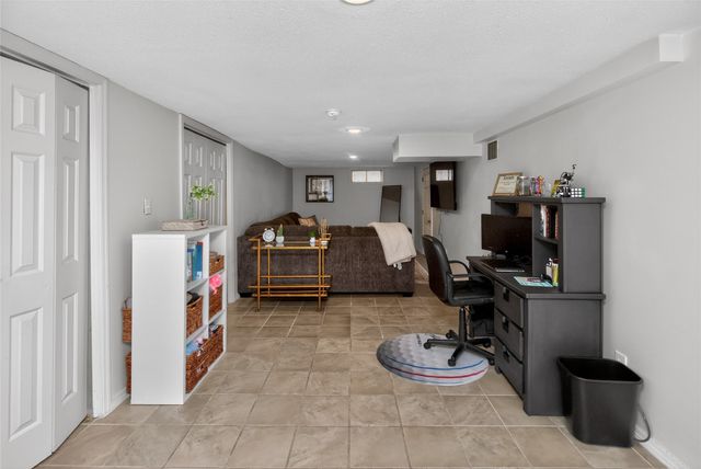 6017 Crown Lane, Des Moines, IA 50311