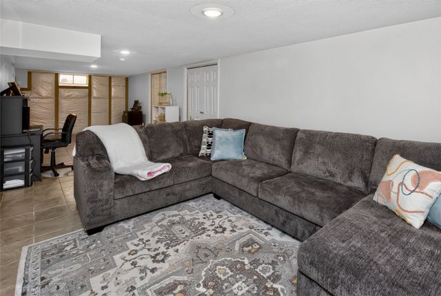 6017 Crown Lane, Des Moines, IA 50311