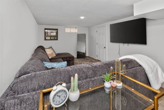 6017 Crown Lane, Des Moines, IA 50311