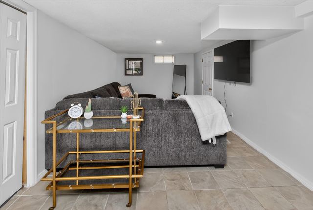 6017 Crown Lane, Des Moines, IA 50311