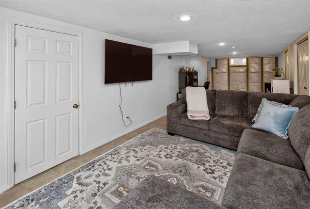 6017 Crown Lane, Des Moines, IA 50311