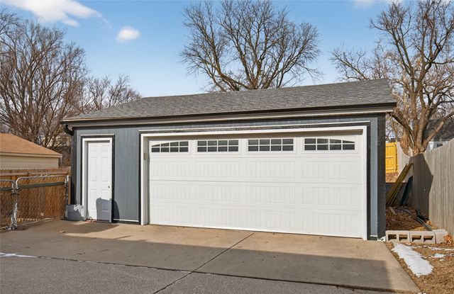 6017 Crown Lane, Des Moines, IA 50311