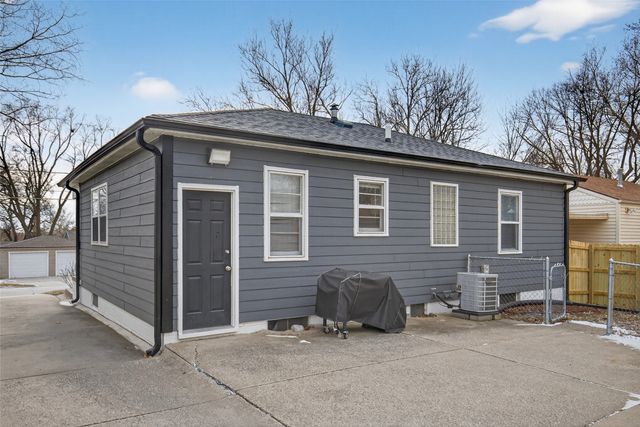 6017 Crown Lane, Des Moines, IA 50311