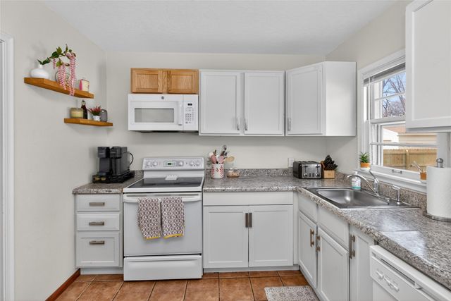 6017 Crown Lane, Des Moines, IA 50311