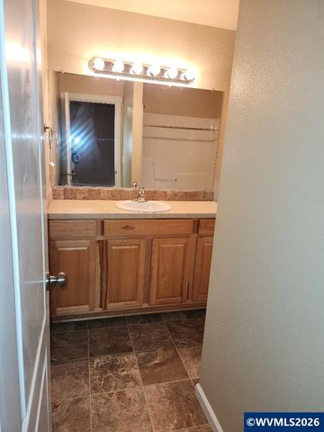 3480 Bald Eagle Dr, Lebanon, OR 97355