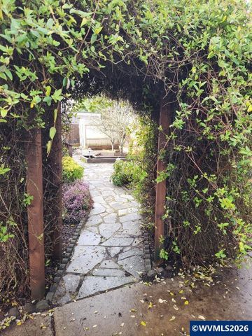 3480 Bald Eagle Dr, Lebanon, OR 97355