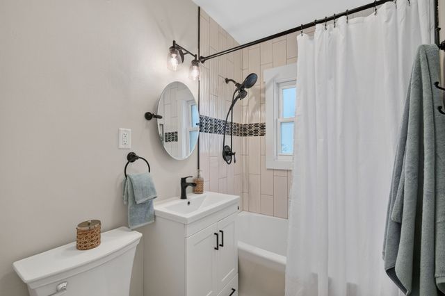 2121 Maple Street, Des Moines, IA 50317