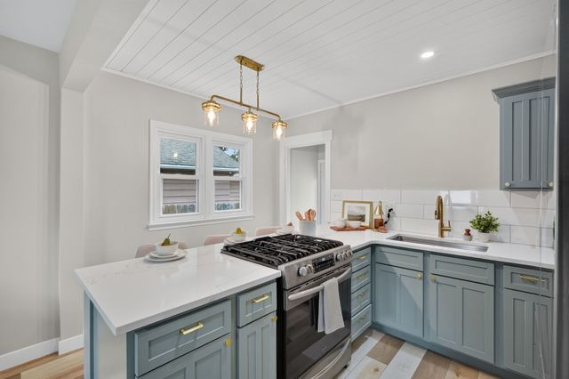 2121 Maple Street, Des Moines, IA 50317