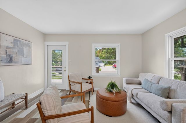 2121 Maple Street, Des Moines, IA 50317