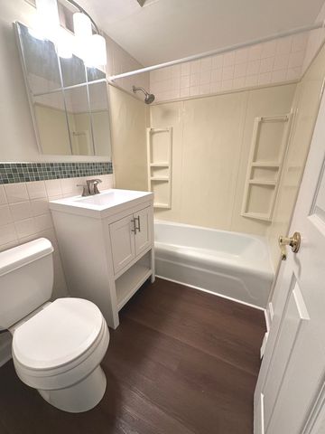 2331 Ogden Avenue 4, Downers Grove, IL 60515