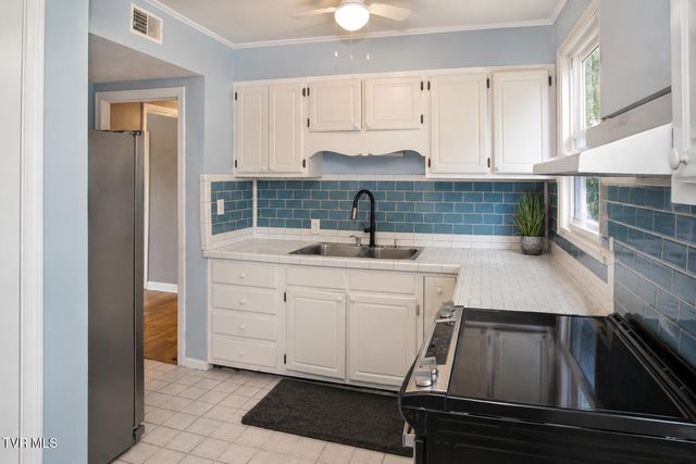 1528 East Sevier Avenue, Kingsport, TN 37664