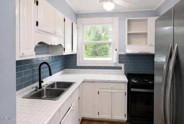 1528 East Sevier Avenue, Kingsport, TN 37664