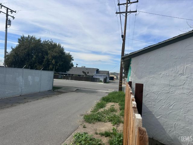 2131 1st Street, Bakersfield, CA 93304