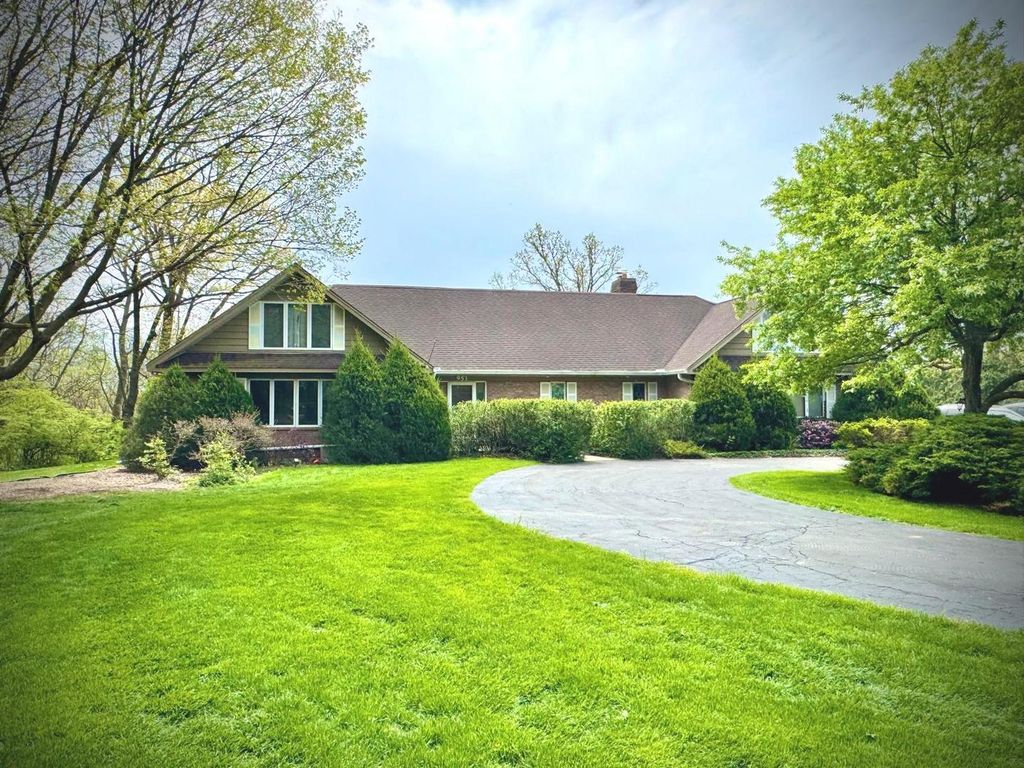 951 Hillcrest Road, Elgin, IL 60123