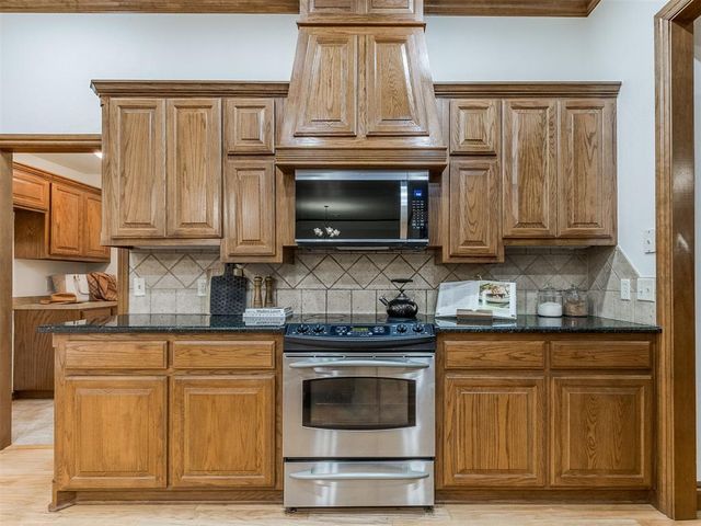 16909 Gladstone Circle, Edmond, OK 73012