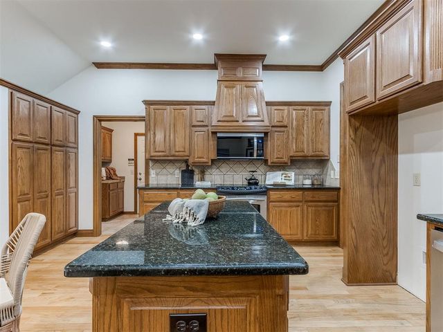 16909 Gladstone Circle, Edmond, OK 73012