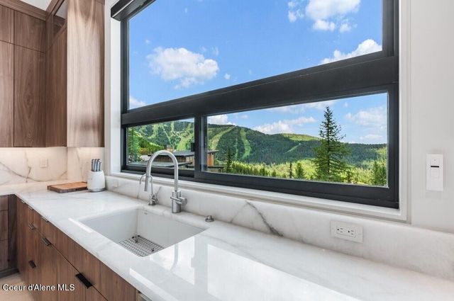 304 Blizzard Dr, Sandpoint, ID 83864