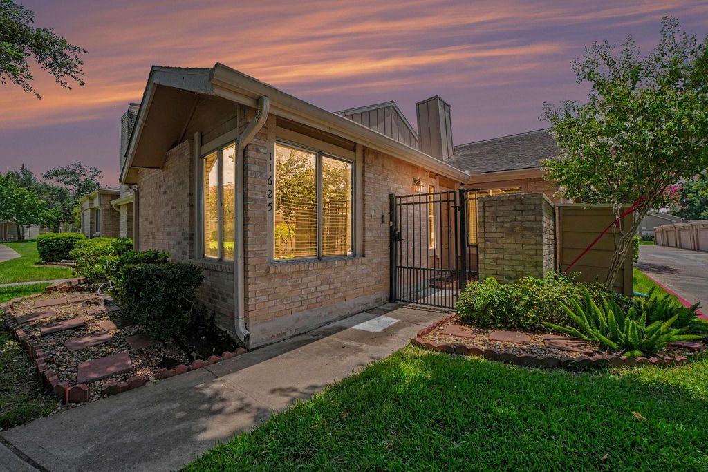 11625 Lakeside Park Drive, Houston, TX 77707