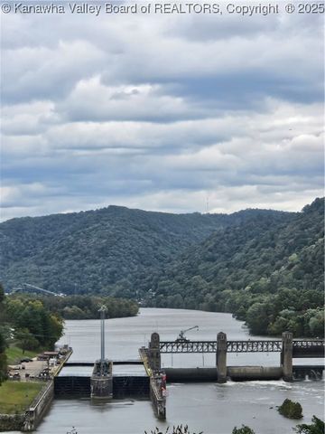 1413 Fayette Pike W, Montgomery, WV 25136