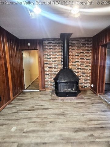 1413 Fayette Pike W, Montgomery, WV 25136