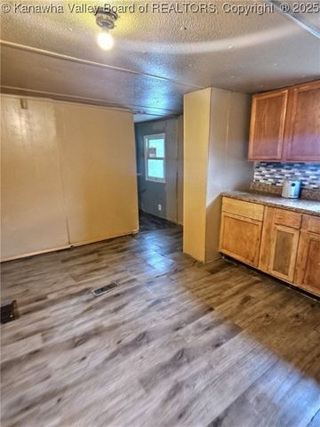 1413 Fayette Pike W, Montgomery, WV 25136