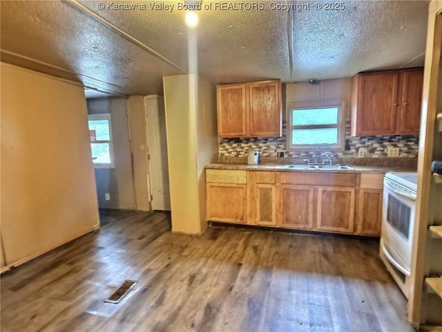 1413 Fayette Pike W, Montgomery, WV 25136