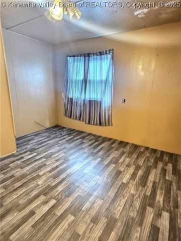 1413 Fayette Pike W, Montgomery, WV 25136