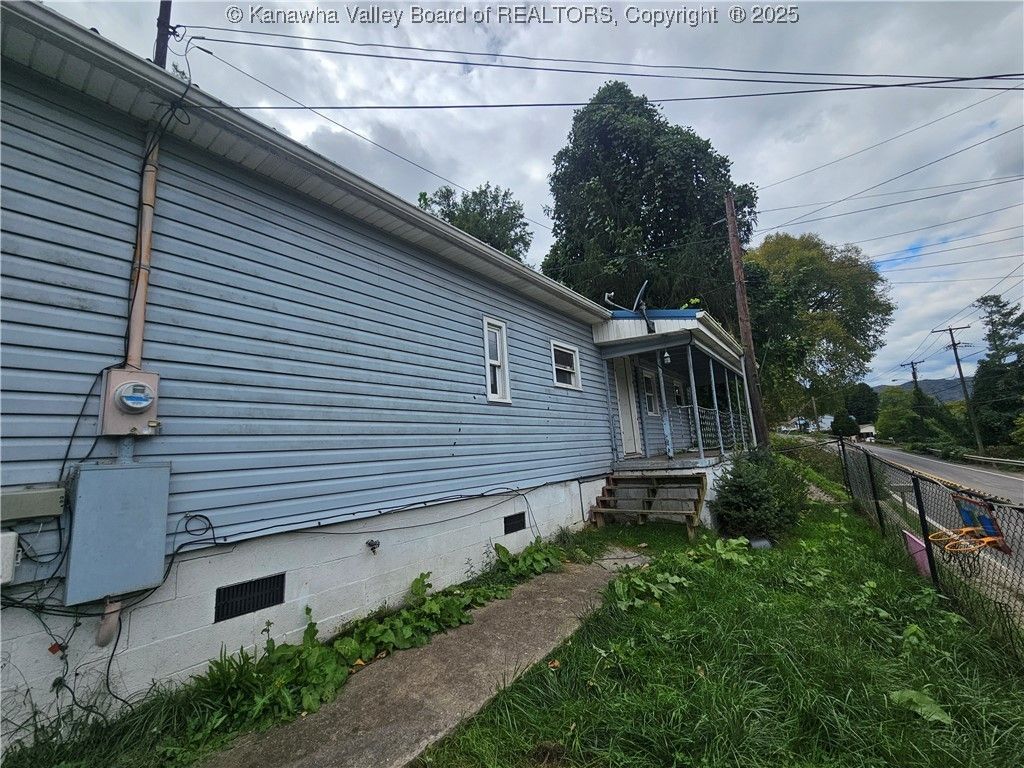 1413 Fayette Pike W, Montgomery, WV 25136