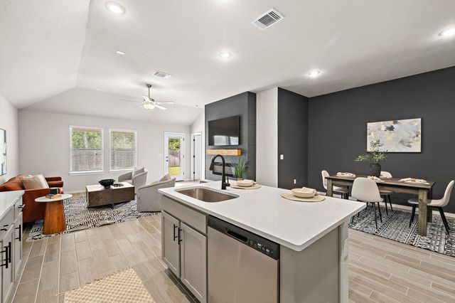 135 Hackberry LN, Bastrop, TX 78602