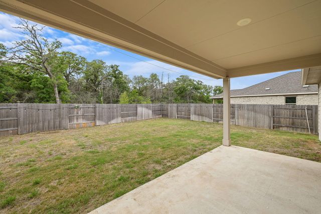 135 Hackberry LN, Bastrop, TX 78602