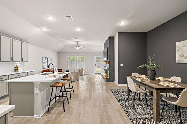 135 Hackberry LN, Bastrop, TX 78602