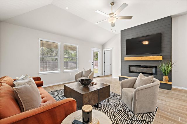 135 Hackberry LN, Bastrop, TX 78602