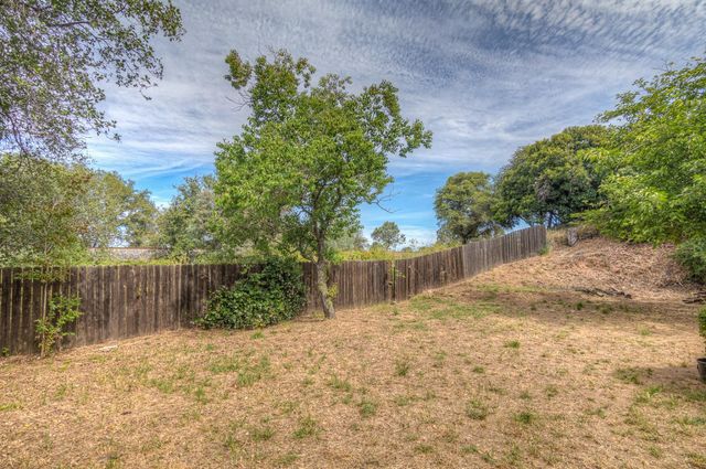 1353 Martin Dr, Auburn, CA 95603