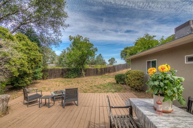1353 Martin Dr, Auburn, CA 95603