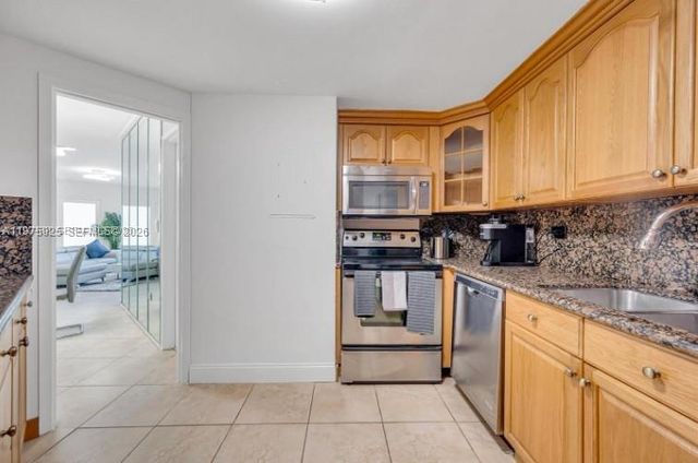 999 Brickell Bay Dr 2007, Miami, FL 33131