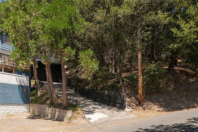 23594 Hillside, Crestline, CA 92325