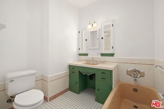 2011 N Beachwood Drive, Los Angeles, CA 90068