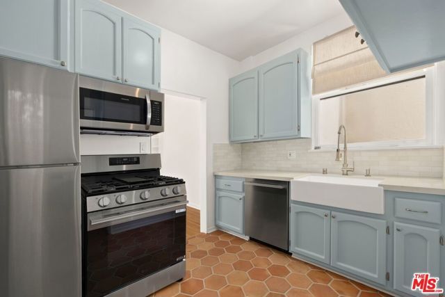 2011 N Beachwood Drive, Los Angeles, CA 90068