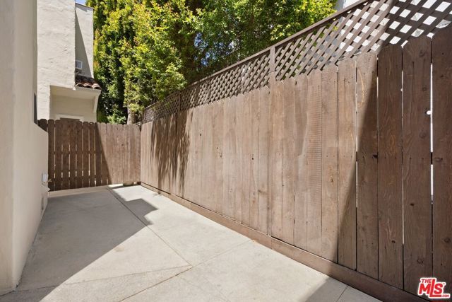2011 N Beachwood Drive, Los Angeles, CA 90068