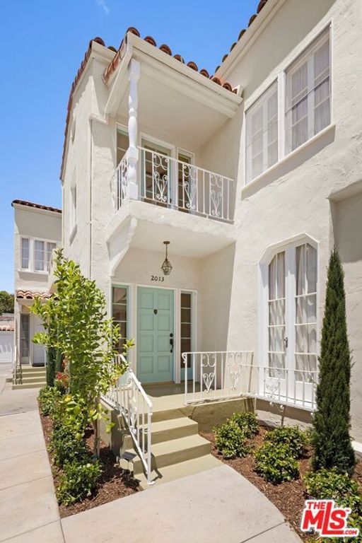 2011 N Beachwood Drive, Los Angeles, CA 90068