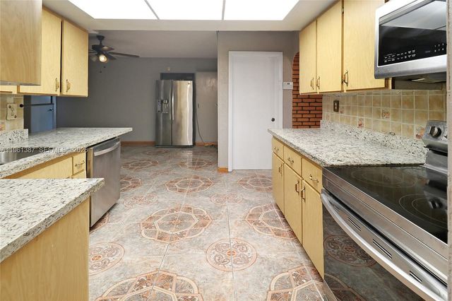 3241 NW 40th St, Lauderdale Lakes, FL 33309