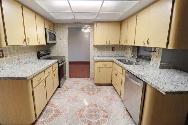 3241 NW 40th St, Lauderdale Lakes, FL 33309