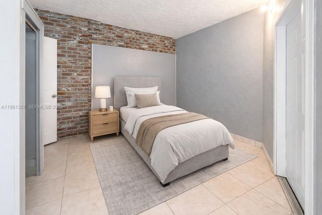 3241 NW 40th St, Lauderdale Lakes, FL 33309