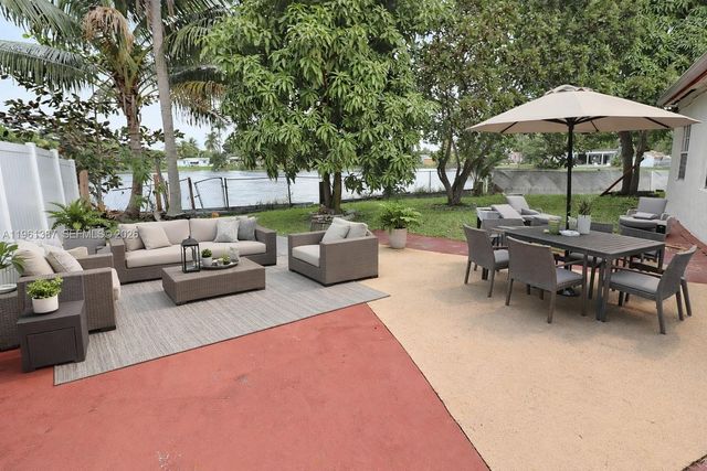 3241 NW 40th St, Lauderdale Lakes, FL 33309