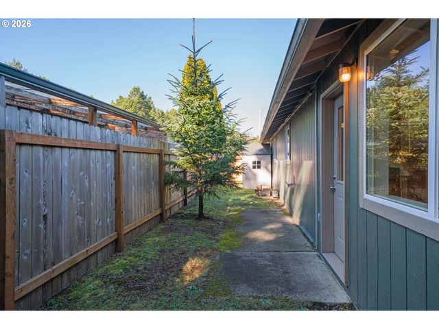 1250 34TH Pl, Florence, OR 97439