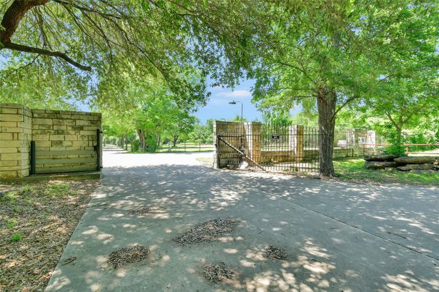 5313 Hidden Oaks Lane, Arlington, TX 76017