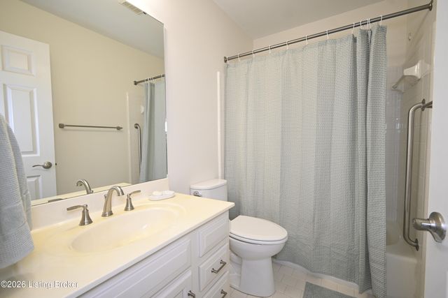 1278 Parkway Gardens Ct APT 127, Louisville, KY 40217