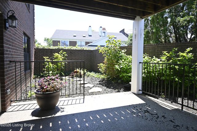 1278 Parkway Gardens Ct APT 127, Louisville, KY 40217