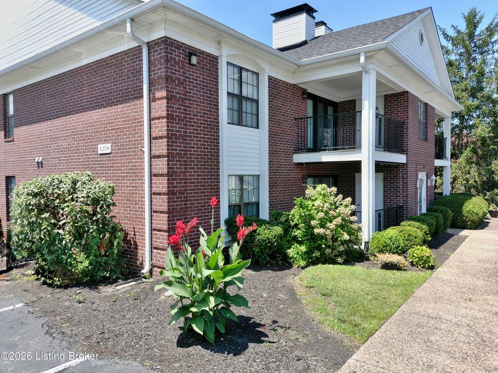 1278 Parkway Gardens Ct APT 127, Louisville, KY 40217